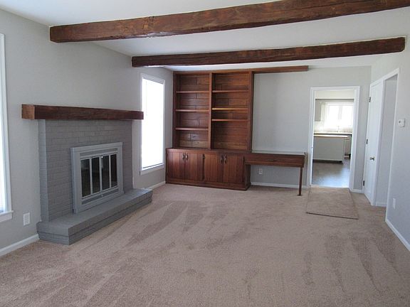 5th image of 946 Washington St