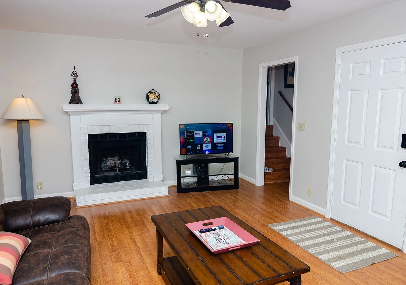 Stunning remodeled home in Franklin with a garage — Photo 2