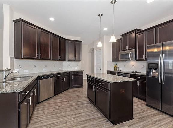 5th image of 913 Emory Stable Dr