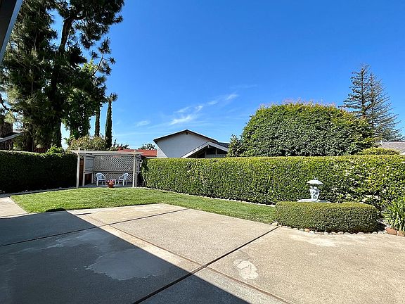 3rd image of 680 Banyan Ln