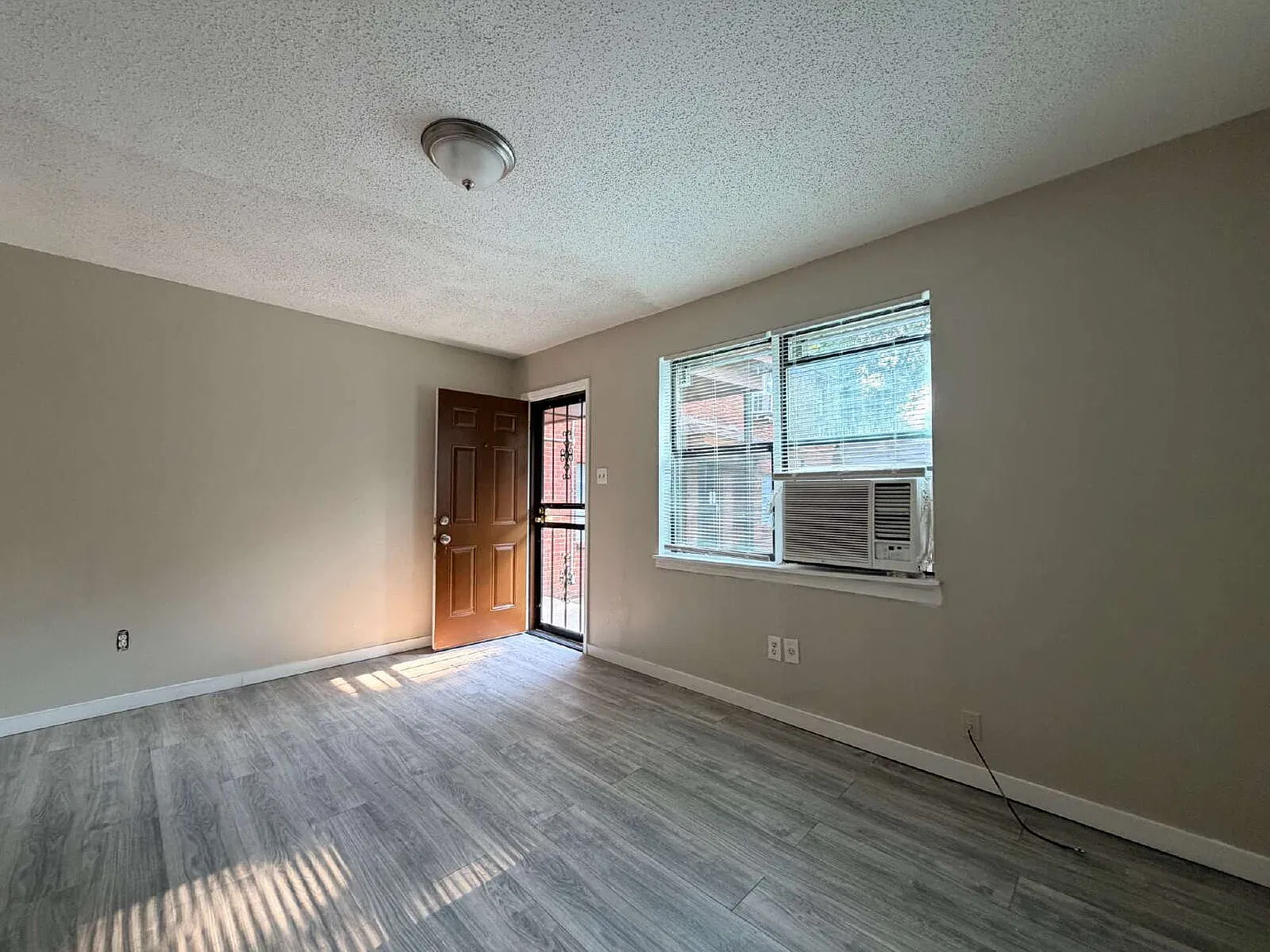 1 bed, 1.0 bath, 1050 sqft, $725 — Photo 2