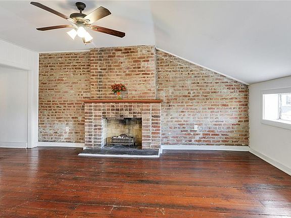 2nd image of 425 Burgundy St APT 3