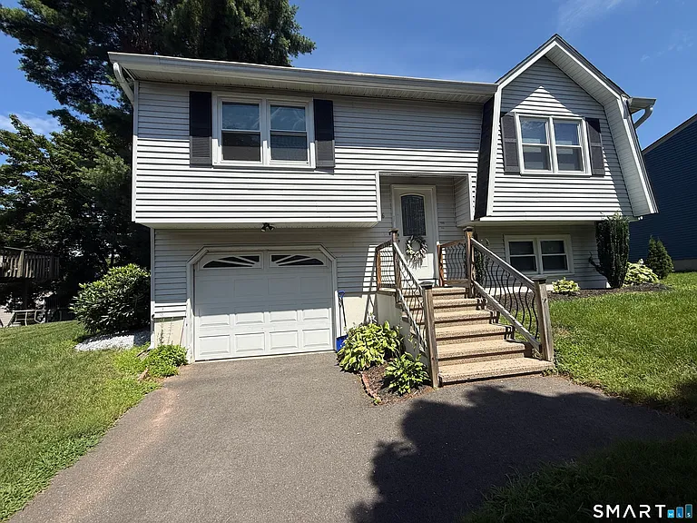 106 Meetinghouse Rdg — Photo 1