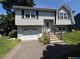 106 Meetinghouse Rdg, Meriden, CT 06450