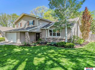 910 Crest Rd, Papillion, NE 68046