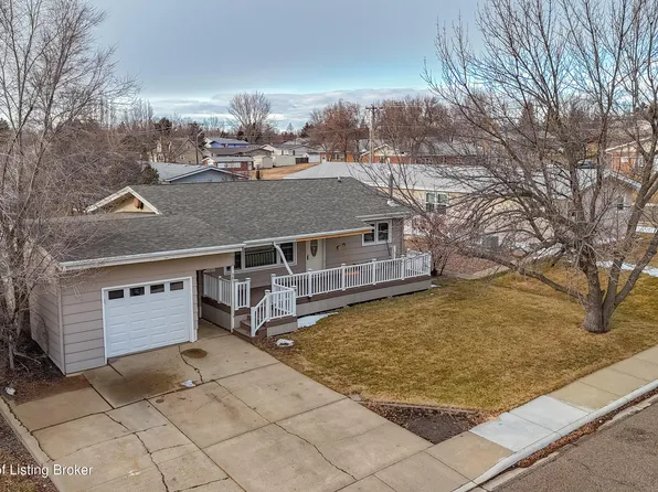 981 Cherry Ave, Dickinson, ND 58601