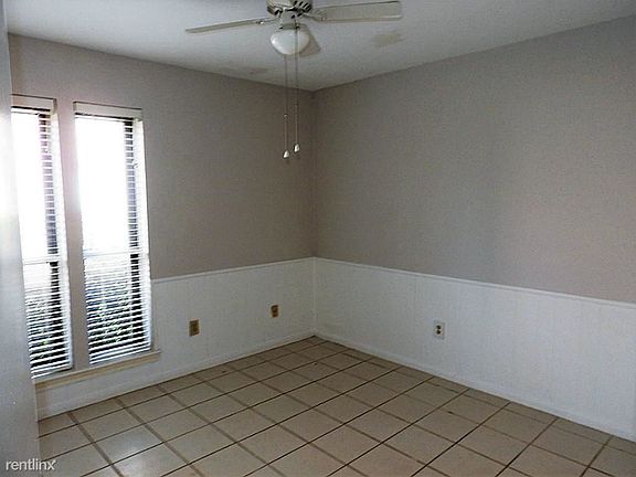 5th image of 2902 Camelot Ln