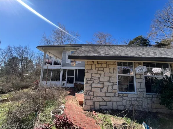 1207 N 24th St, Van Buren, AR 72956