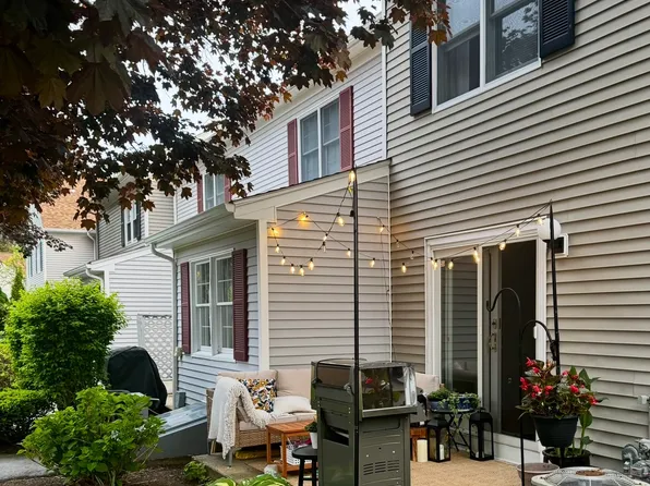 2970 Mendon Rd APT 58, Cumberland, RI 02864