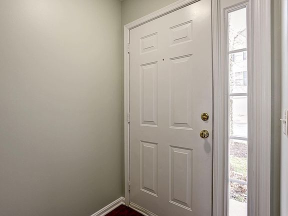 2nd image of 22992 Fontwell Sq