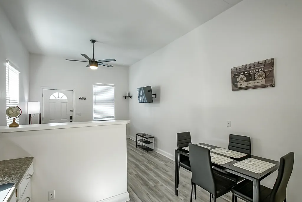 2 bed, 800 sqft, $1,350 — Photo 4