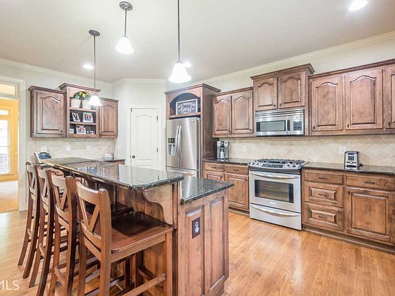4th image of 587 Richmond Pl