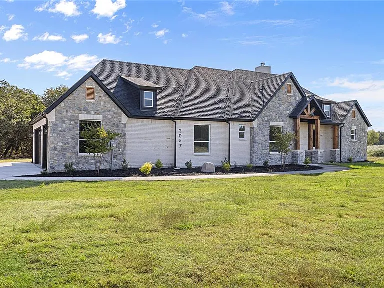 2057 Glenhollow Dr — Photo 2