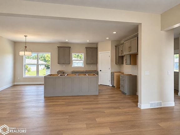 3rd image of 4 Green Oak Ct