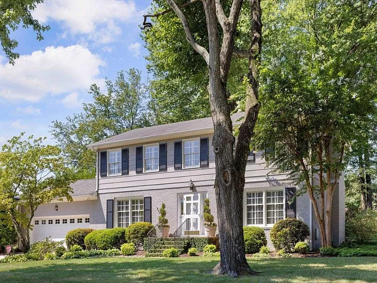 426 Devonshire Ln — Photo 2