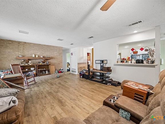 5th image of 601 Meadowbrook Dr