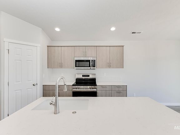 5th image of 346 N Madrone Ave