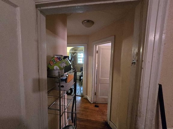 4th image of 421 Main St