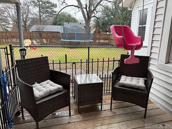 5th image of 622 W 2nd St