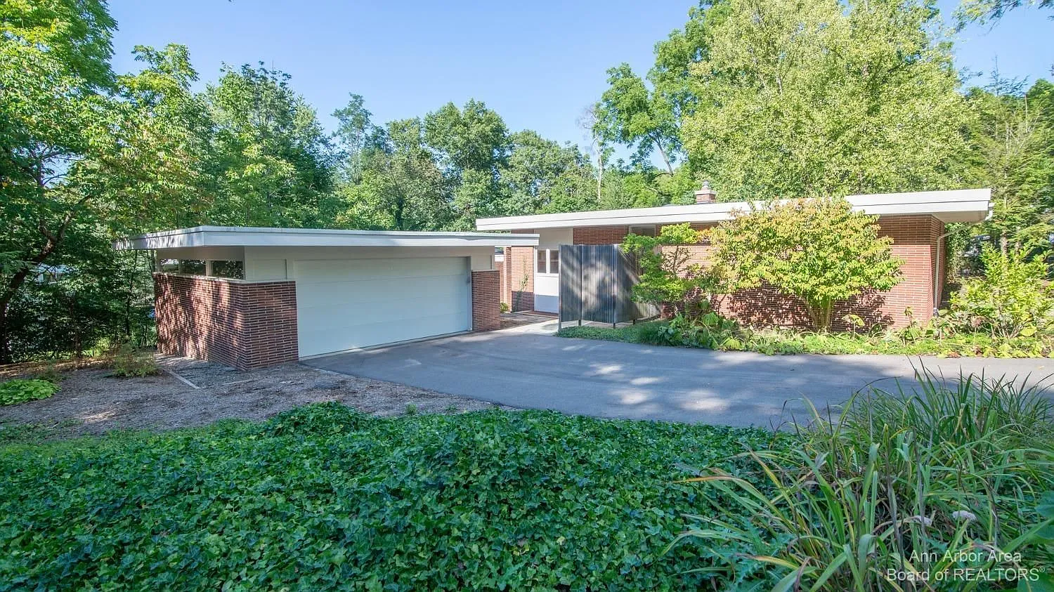2601 Heather Way photo 1