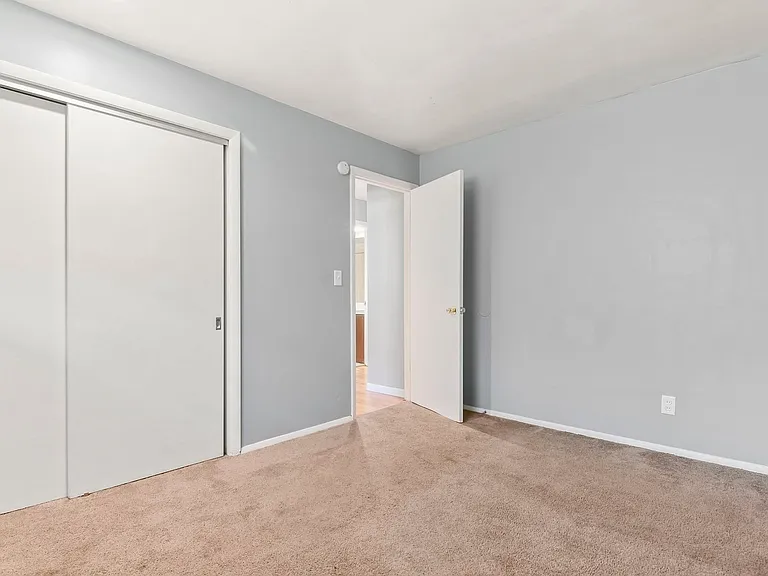 2271-2277 E Laurel St — Photo 32