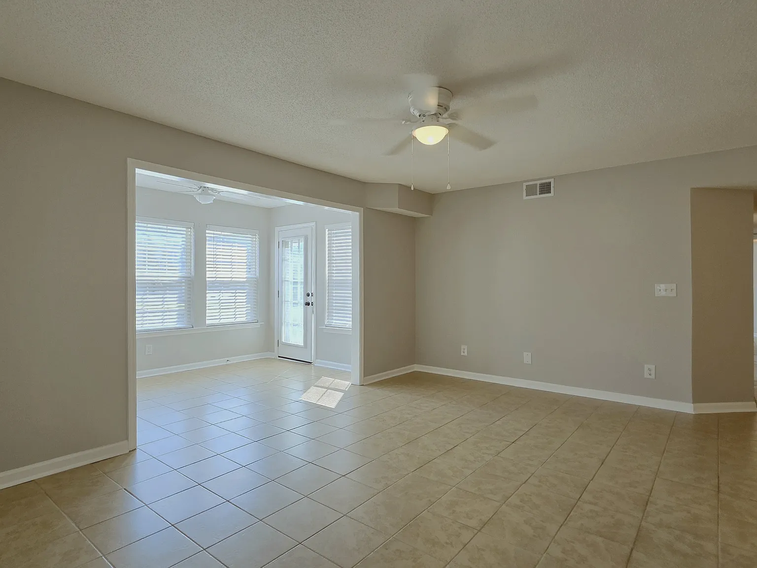 3 bed, 1251 sqft, $1,775 — Photo 4