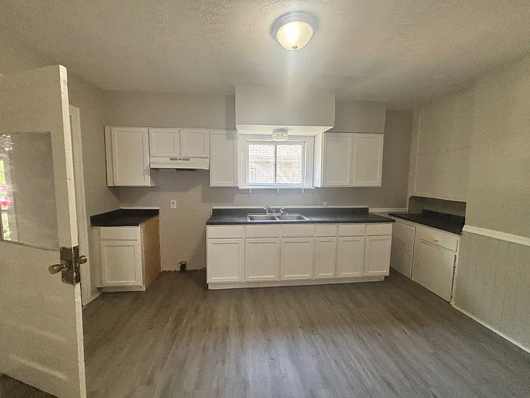 323 W 25th St — Photo 12