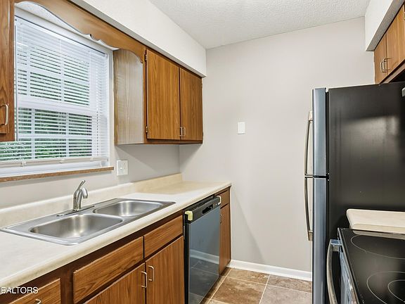 3rd image of 446 Tammy Dr #8