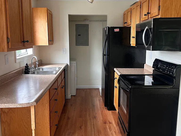 200 Stewart Ln #10 — Photo 3