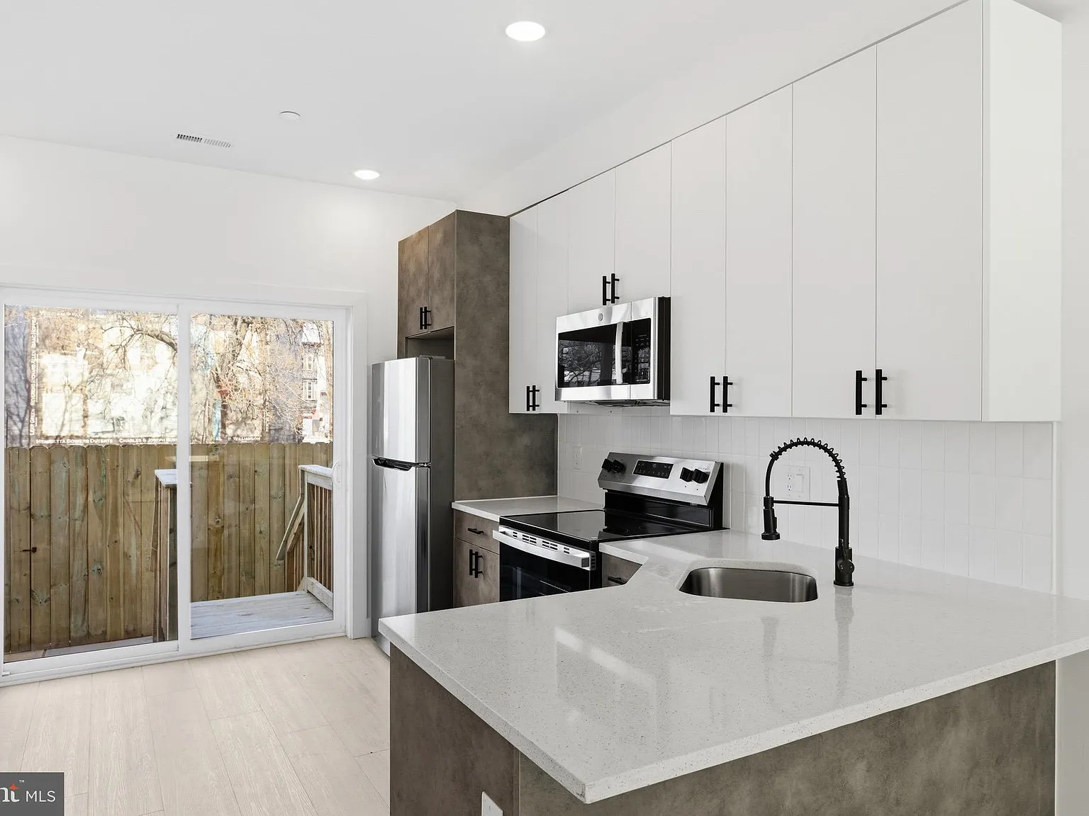 4 bed, $2,400 — Photo 4