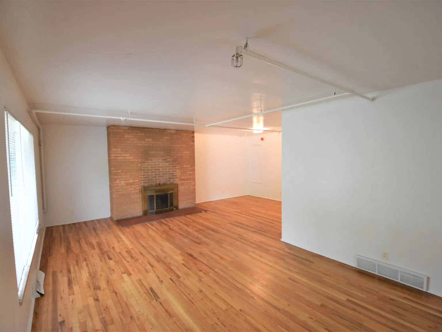 9 bed, 3.5 bath, 4254 sqft, $16,115 — Photo 2