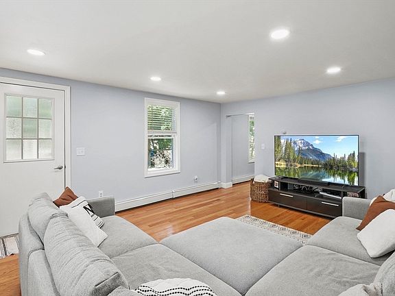 4th image of 29 Bennett Ln