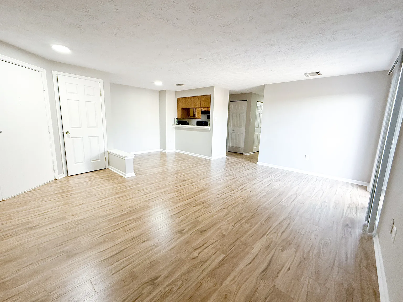 2 bed, 1000 sqft, $2,000 — Photo 3
