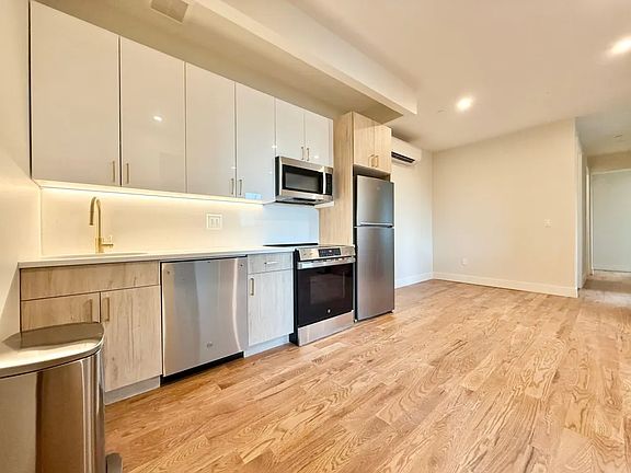 5th image of 980 Kent Ave #2B