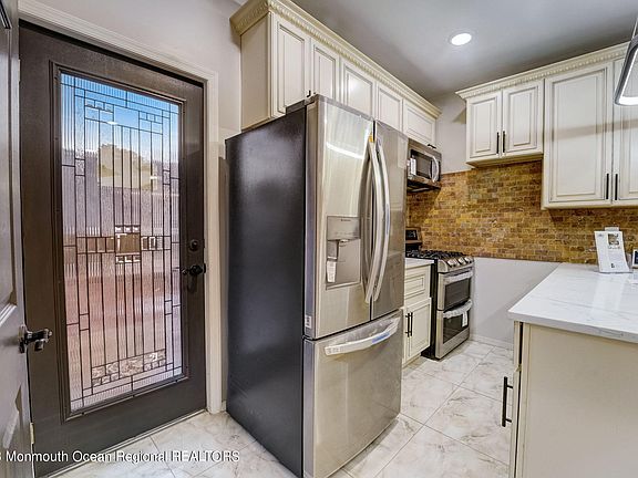 4th image of 276 Delawanna Avenue