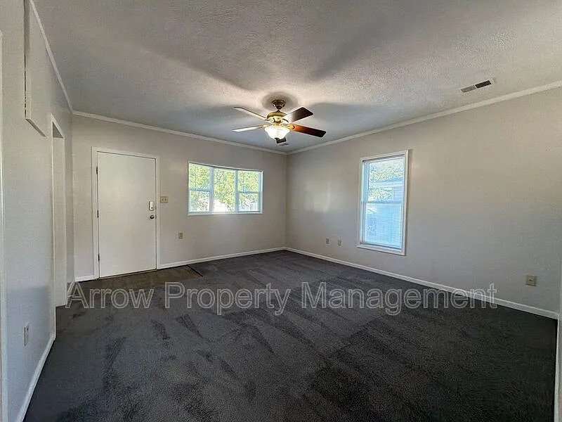 2 bed, 1.0 bath, 752 sqft, $1,300 — Photo 2