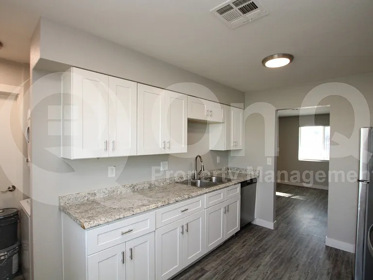 2202 W Devonshire Ave #4 — Photo 3