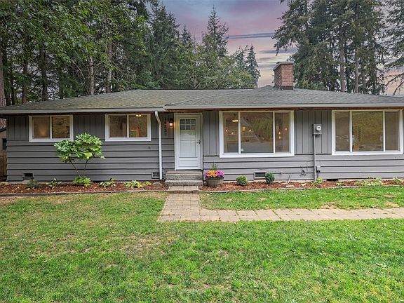 Move in ready to your 3 bed, 1.75 newly remodeled baths, & new kitchen. 3 sheds, large backyard & parking for RV & boats.>