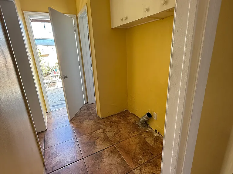 15502 S Berendo Ave — Photo 3