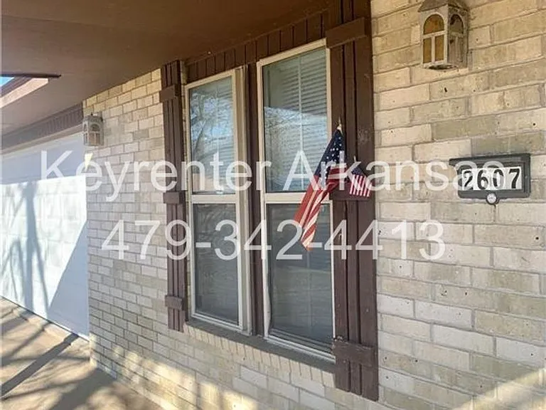 2607 Lee St — Photo 4