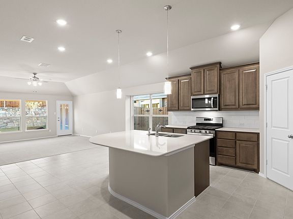 3rd image of 916 Eloise Ln