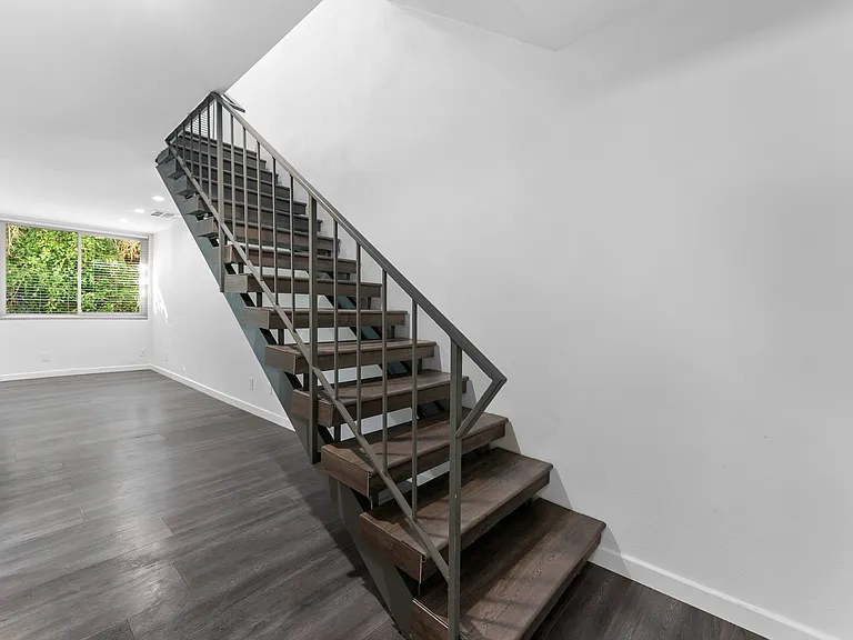 1615 Greenfield Ave — Photo 22