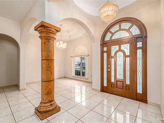 3rd image of 214 Encino Dr