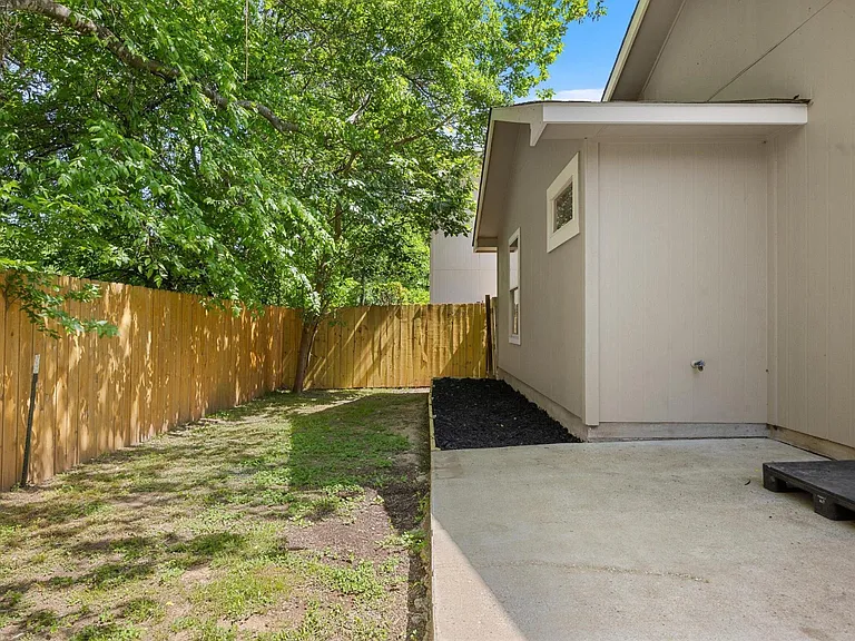 8608 Dittmar Oaks Dr — Photo 12