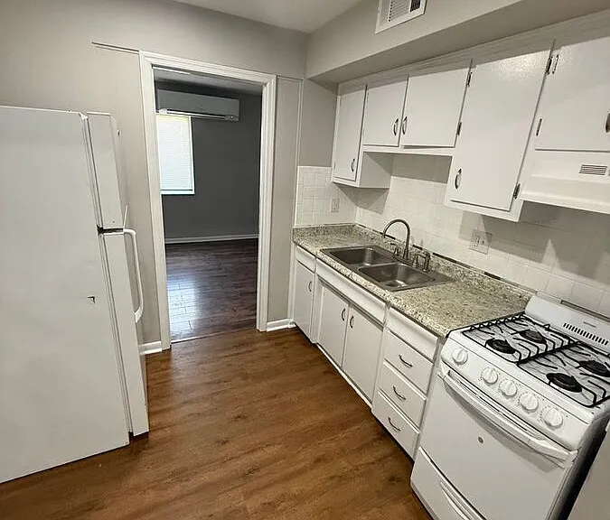 208 Lakeshore Dr #5 — Photo 6