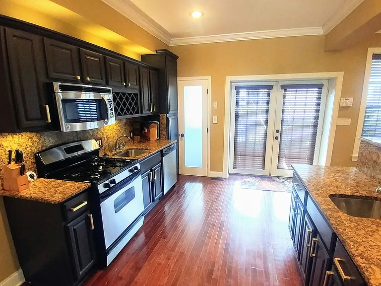 819 Brooks Ln — Photo 4