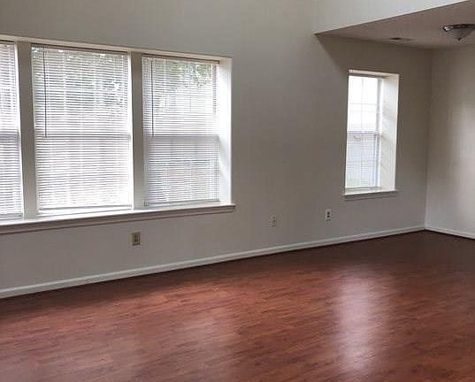 4th image of 818 Snead Dr