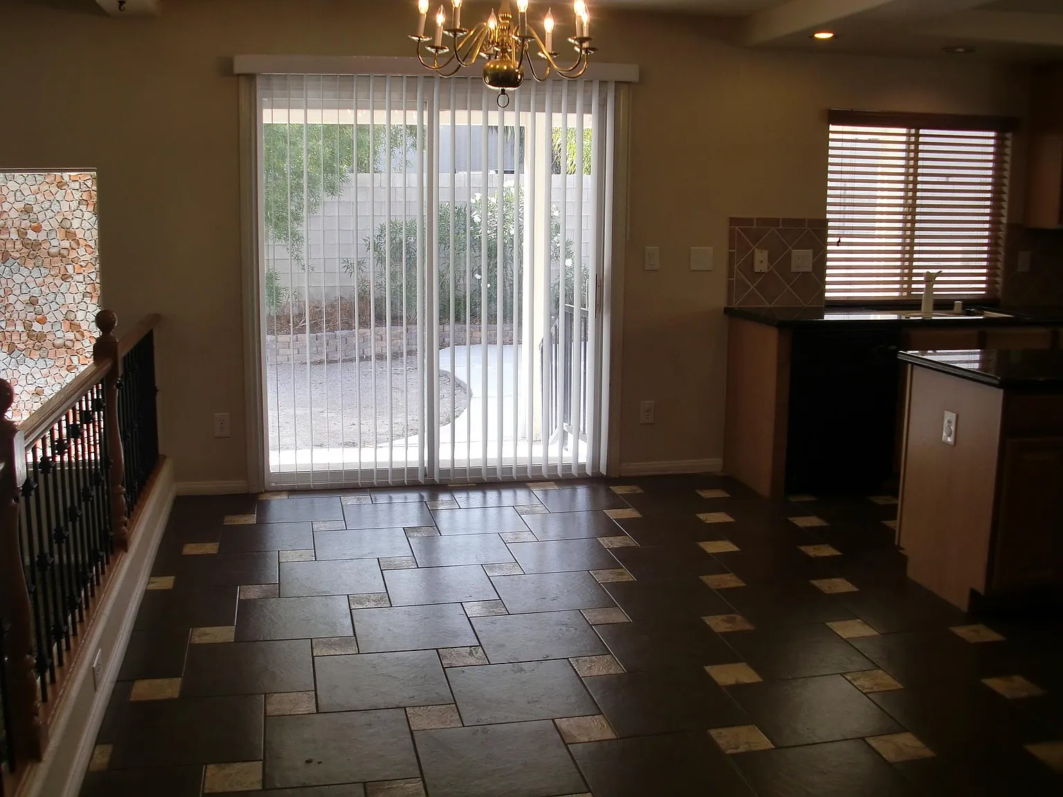 4 bed, 2.5 bath, 2369 sqft, $2,395 — Photo 4