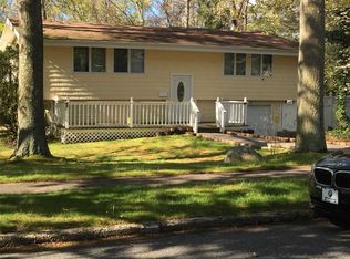 8 Redleaf Ln, Commack, NY 11725