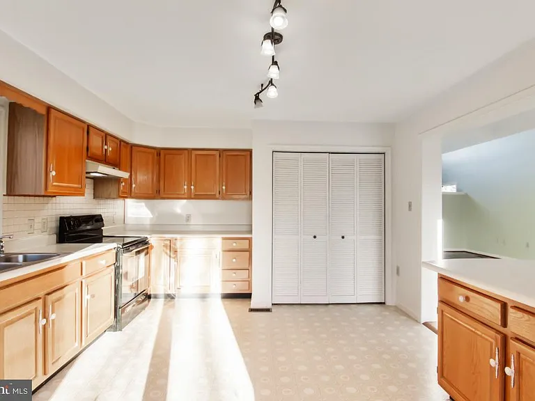 1232 Lakeview Dr — Photo 9